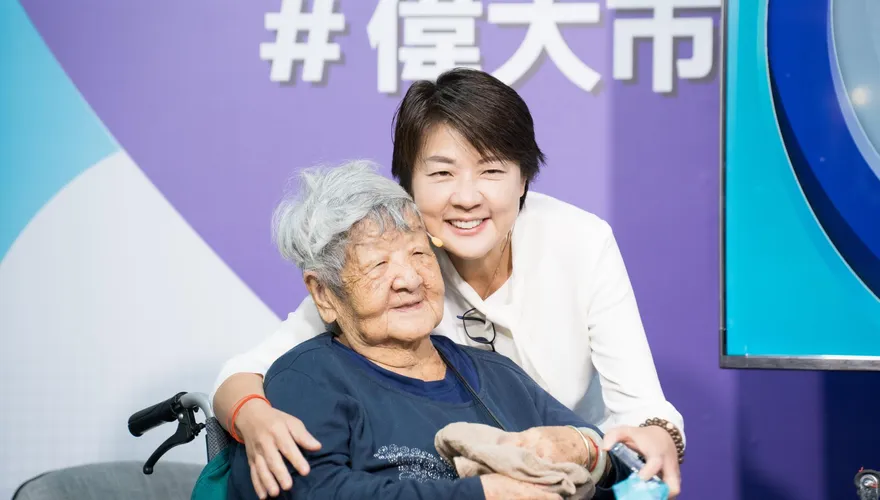 【影】有洋蔥！競選廣告邀93歲媽媽現身力挺　黃珊珊眼眶紅了
