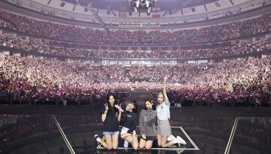 BLACKPINK巡演險遇偷拍？網：娃娃上面有攝影機...Lisa挺身救短裙2成員