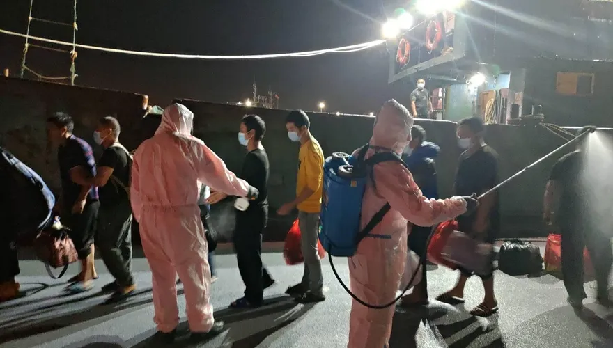 【影】大陸漁船越界捕魚還蛇行拒檢！海巡硬靠登船逮14人