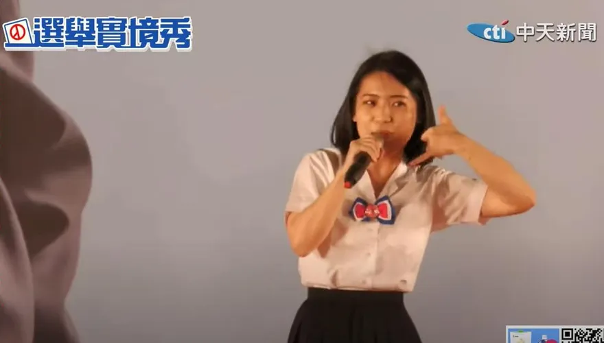 「台北王心凌」現身謝龍介餐會！徐巧芯改編《愛你》歌詞唱跳全場嗨翻