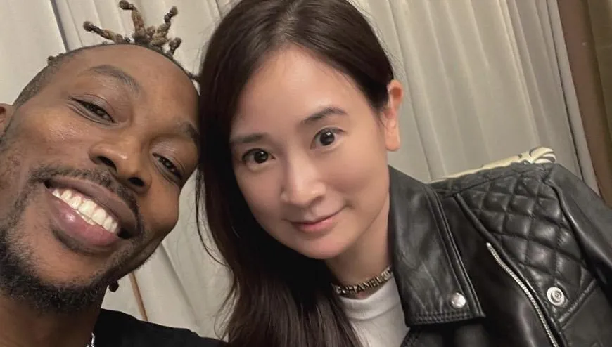 粉紅泡泡滿滿！魔獸傷停兩周照樣趴趴走   「辣個女人」現身陪共進晚餐
