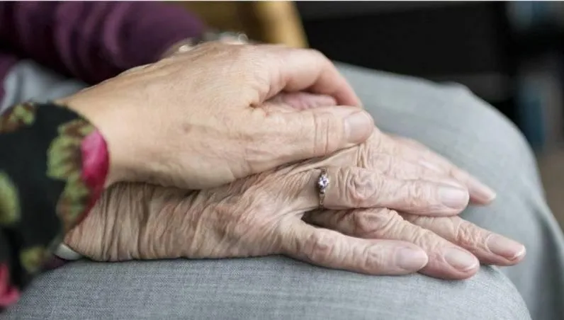88歲老翁1天發洩3次！看護崩潰辭職　鄰居曝：嚇走好幾個了