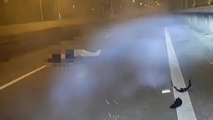 【影】驚悚！男騎重機飆台64線撞計程車　凌空飛起重摔亡　四輪的竟忘記做這事
