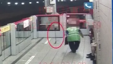 【影】這位工程師太扯了！捷運月台架腳架「裸」拍　阿姨路過「搖滾區」全直擊
