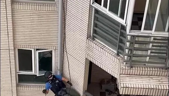 【影】正牌警扮「蜘蛛人」垂降逮人！男假冒「單身刑警」對8女騙財色　犯案遍全台