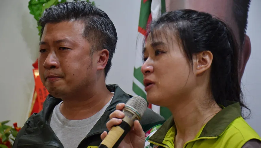 【影】候選人的辛苦「她」最知道！　新北市議員候選人張志豪正妹老婆哭了