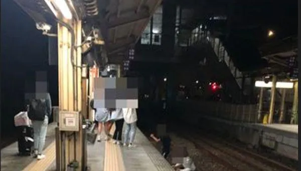 好玩嘛？2男學生「3度跳軌折返跑」女同學錄影狂笑　這下GG了