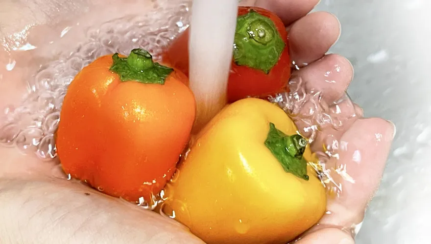 去皮水果不洗會吃進農藥！專家曝「4種易殘留農藥蔬果」正確清洗這麼做