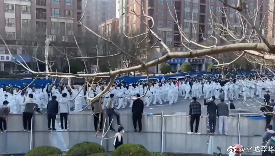【影】「有人被壓著打」現場射催淚瓦斯！富士康鄭州廠傳上百工人抗議爆衝突