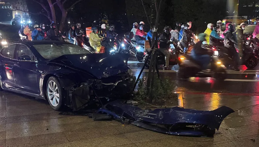 快訊/北市特斯拉暴衝上人行道！車頭全毀…3人受傷送醫