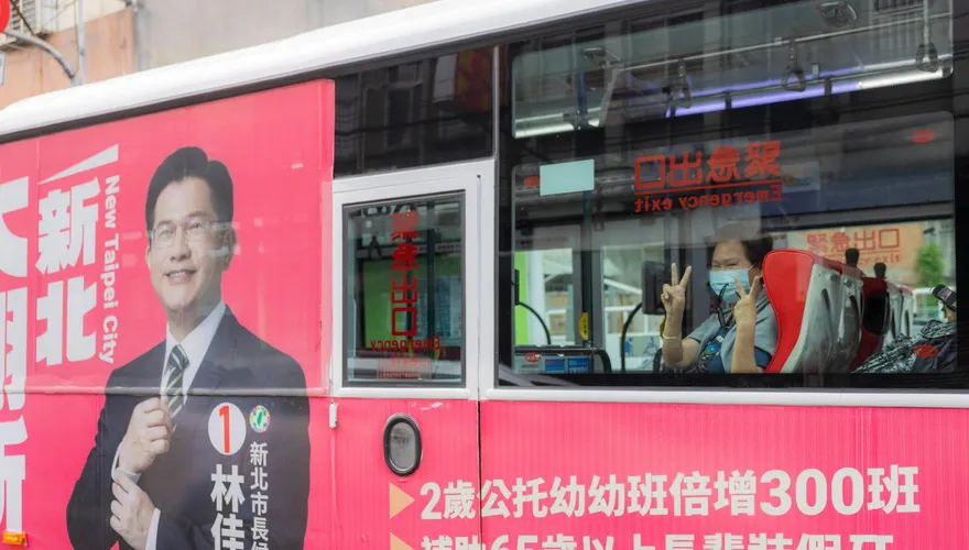 她「林佳龍旁」雙手比YA挺侯友宜　網笑翻：超故意，我喜歡