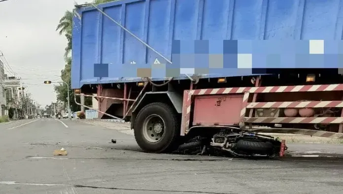 雲林死亡車禍！重機男雙載摔車　下秒滑進貨車底…慘遭輾斃釀2死