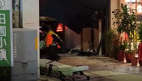 雲林賓士車暴衝！撞進太平老街店面　下秒鐵門慘凹陷…離譜畫面曝