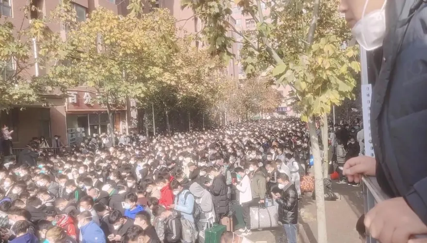 不幹了！網傳鄭州富士康大批員工離職　排隊搭車人龍壯觀