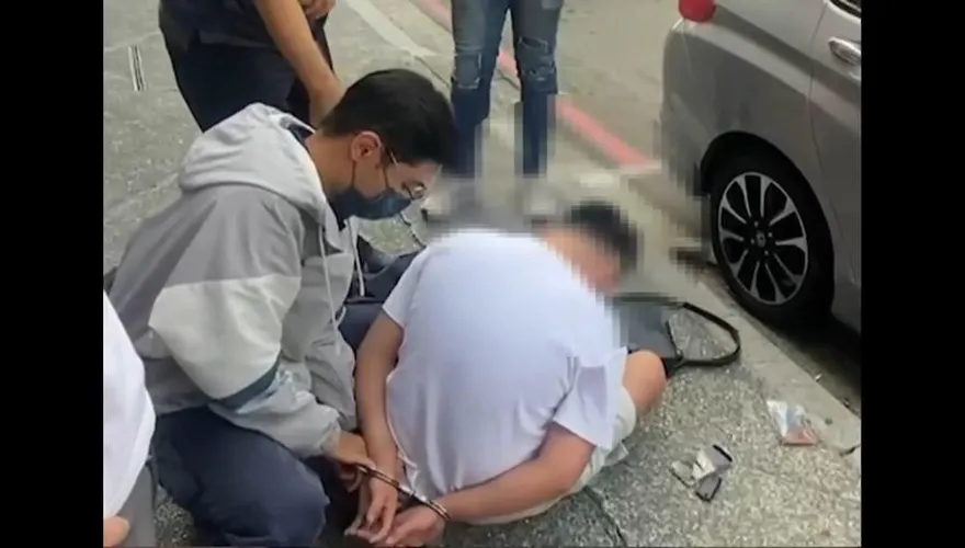 【影】新竹狂男撞警遭轟22槍！身揹4條通緝…逃280公里高雄落網
