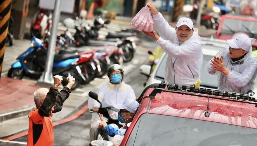 讓正向改變持續！侯友宜風雨中掃街…承諾「讓今天的新北超越昨天」