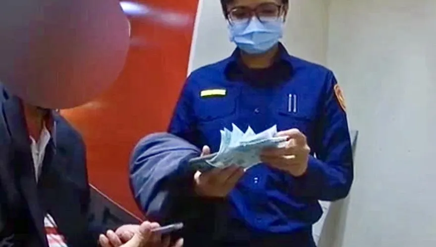 他在超商ATM前一直領一直領　警見他手上一疊明細表：你是車手！