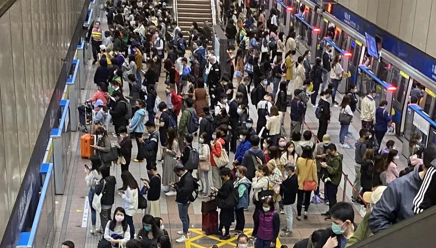 快訊/跨年提前？捷運板南線列車延誤「一大早塞爆」全是人　現場畫面曝光