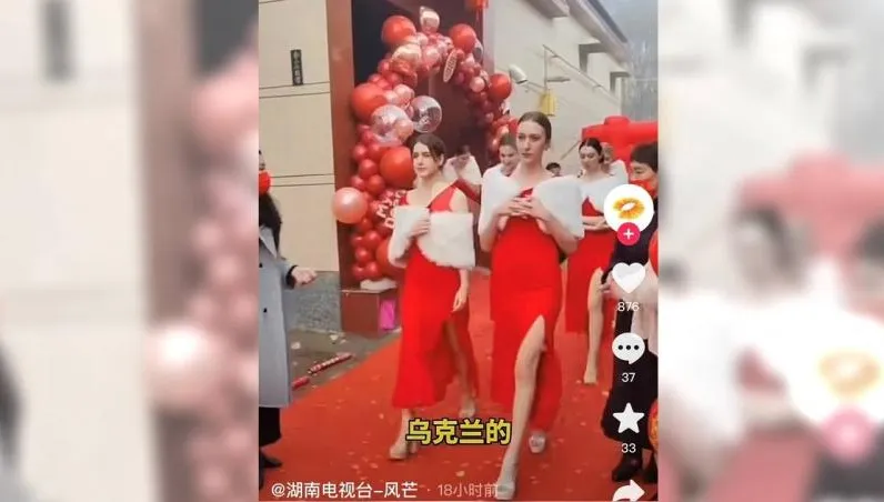 【影】最正伴娘團！「烏克蘭8美」穿高衩走紅毯　網友：佩服新娘有自信