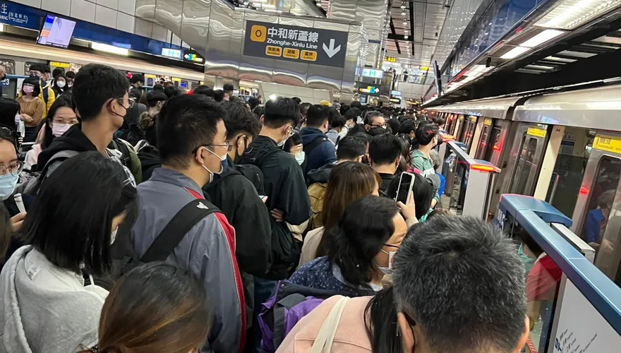 快訊/板南線一天兩起列車異常！上午府中站下午換忠孝新生站　旅客塞爆月台