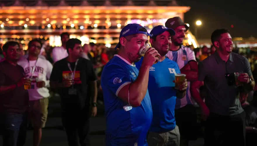 世足賽/卡達終於開放飲酒！民眾排隊1.5小時仍喊「酒比勝利還甜！」