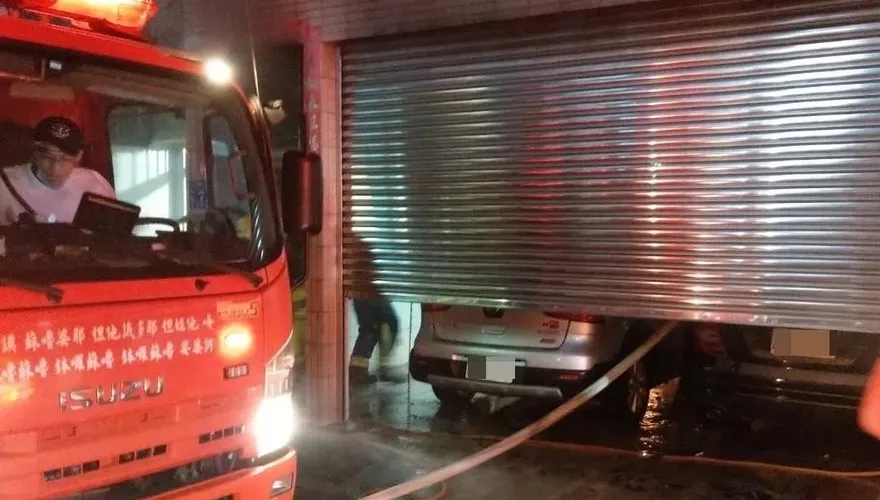 充電充過頭？民宅內電動機車起火　屋主一家急逃生幸無人傷亡