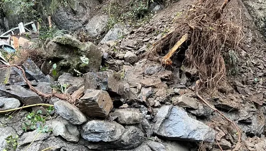 40歲男魂斷野溪！騎車上山遇崩塌　下秒遭土石活埋