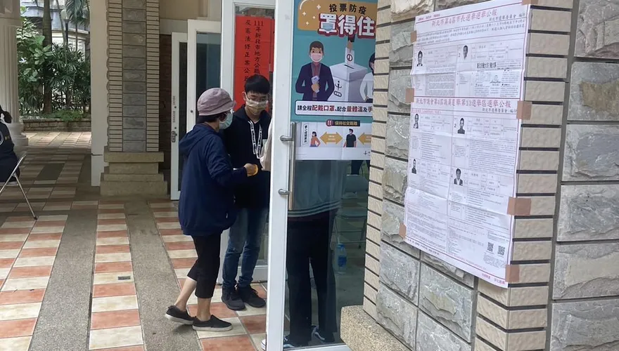 快訊/新店湯泉社區2204號投開票所　1名六旬男撕毀公投選票