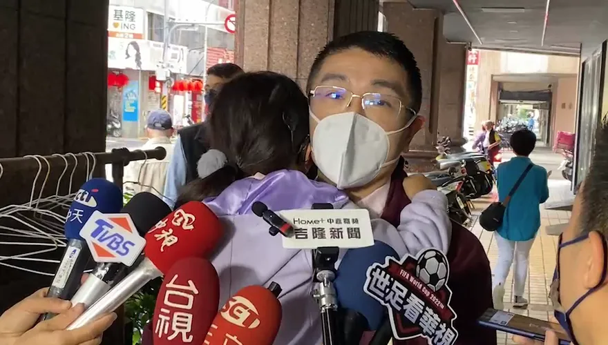 【影】「小愛爸爸」謝國樑抱愛女現身「這輩子唯一一次一起投票」