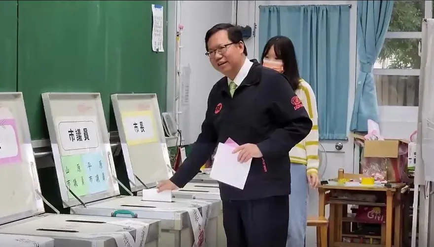 鄭文燦脫口罩投票　衛生局不罰！網友怒嗆「綠能你不能」
