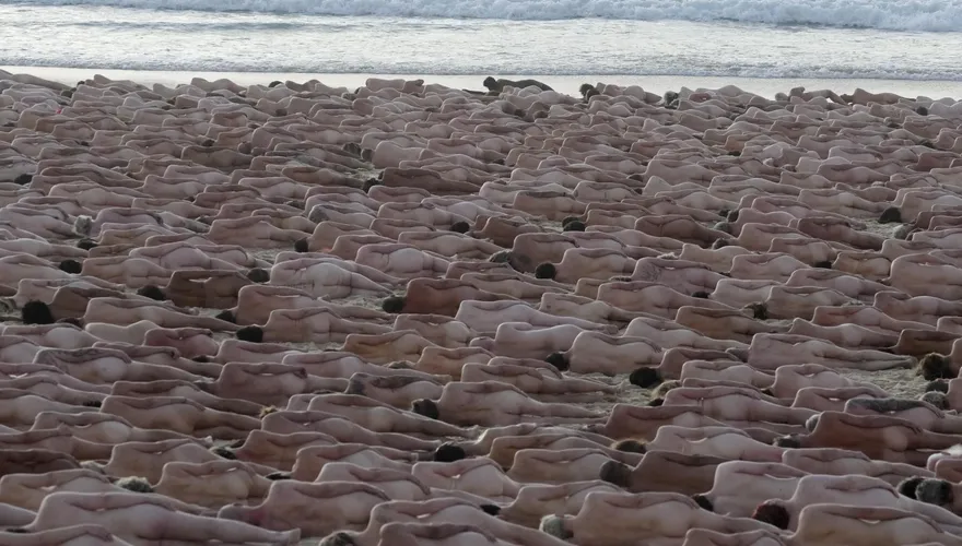 超壯觀天體海灘！2500人「脫光光躺沙灘」　只為「這目的」！