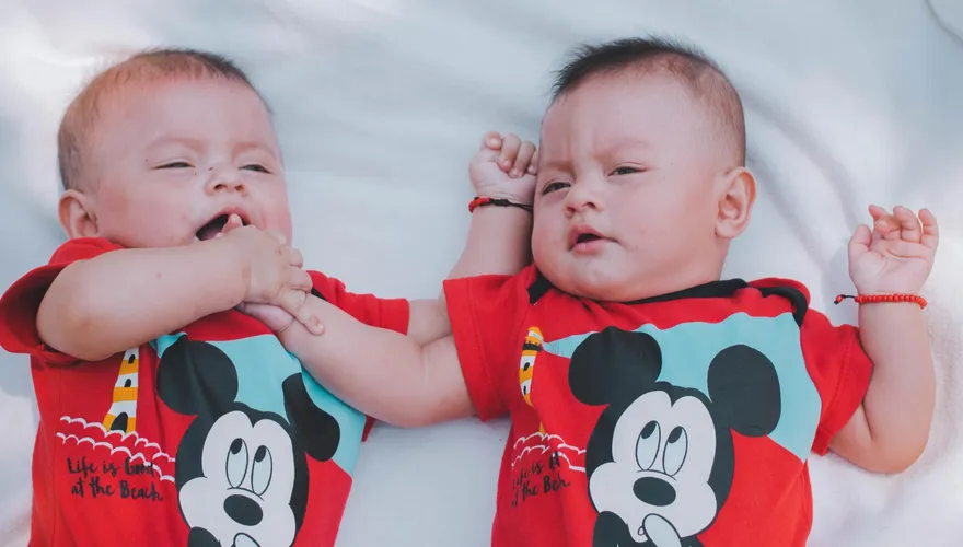 差點上當！子宮內發「假消息」雙胞胎妹救姐一命！
