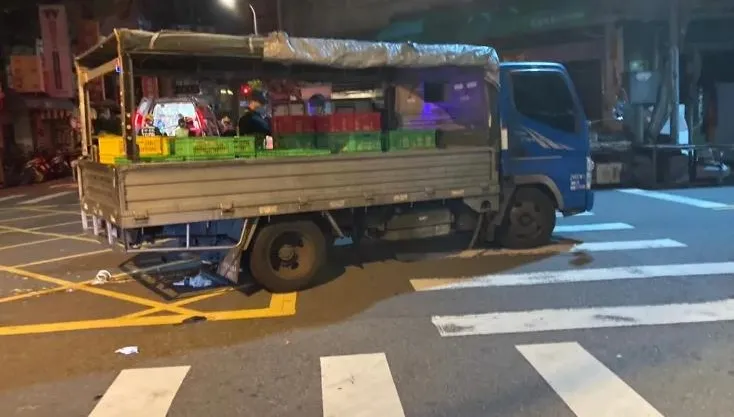 台中貨車倒車壓行人！疑死角肇事…傷者命危送醫