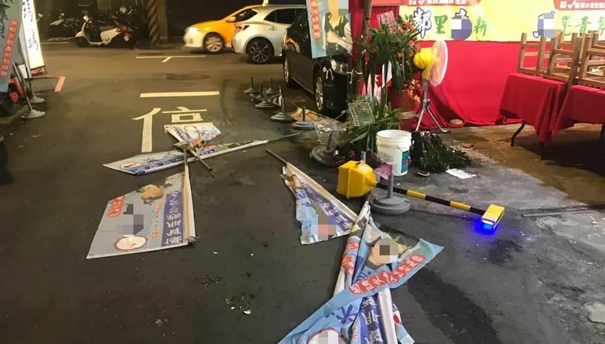 不滿遭里長抹黑為黑道！落選議員率眾衝服務處「開直播砸雞蛋、毀旗幟」