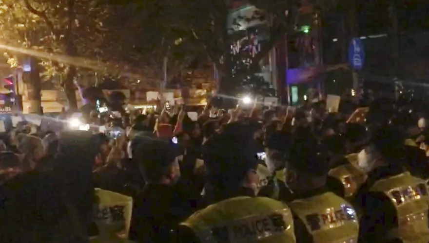 新疆大火10死掀反封控聲浪　上海民眾聚集烏魯木齊中路悼念抗議