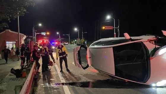 男深夜開車載妹濱海公路車禍　自撞分隔島翻車2人輕傷送醫