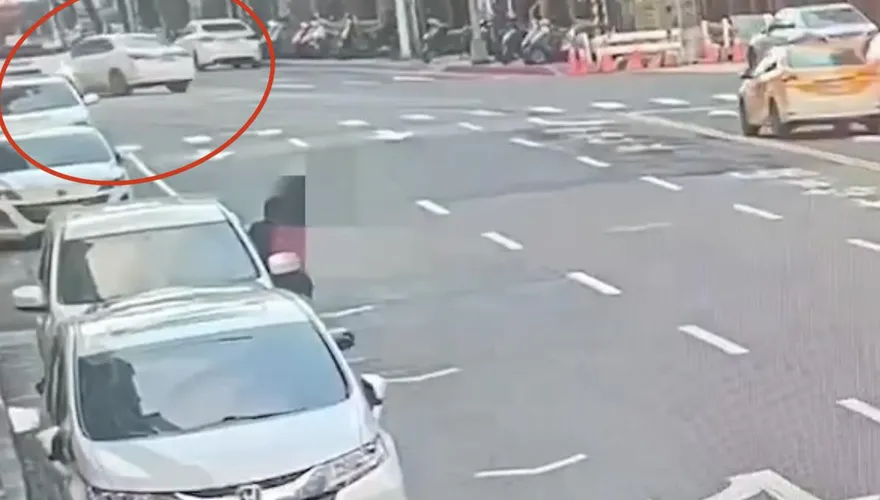 【影】北市男泥醉酒駕撞公車　警到場壓制上銬他失憶嗆「我有怎樣嗎？」
