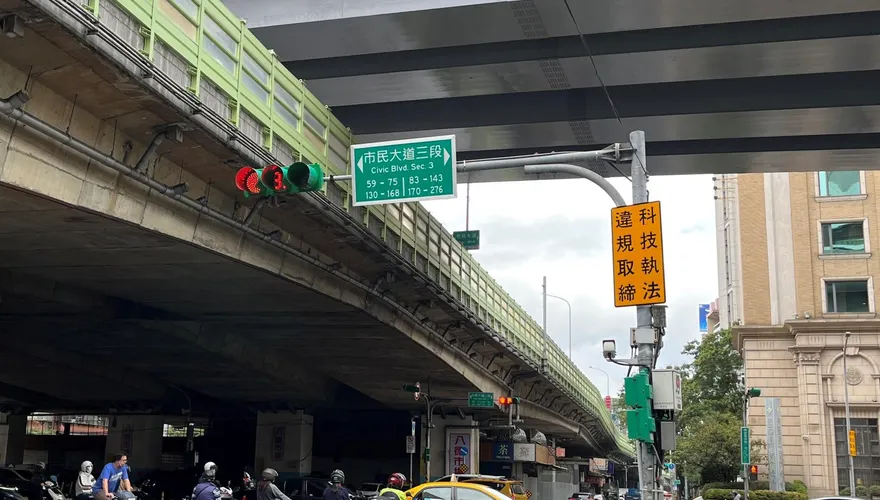 北市再增20處科技執法　12/1日起「闖紅燈、不讓行人」都會罰！