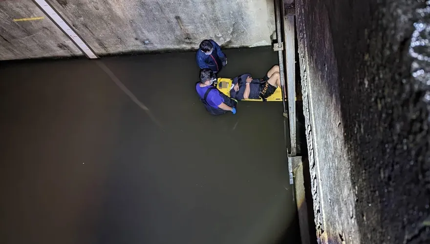 【影】為女友與母翻臉！桃園癡情男「跳2樓逃家」　慘墜4m溝渠險滅頂
