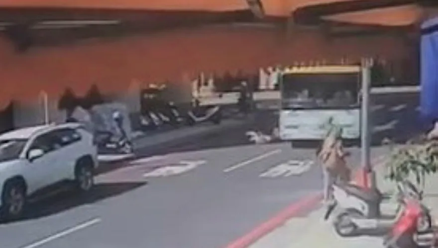 【影】超驚悚！台中公車撞人畫面曝光　她遭捲車底左腳骨折…肇責待釐清