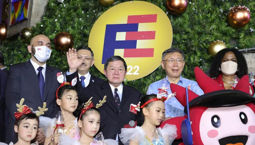 徐旭東點亮遠企耶誕樹　樂觀看待明年景氣避談政治直呼「太敏感」