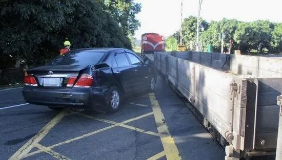 【影】撞擊瞬間！陽光刺眼轎車誤闖平交道　撞阿里山森林鐵路工程車