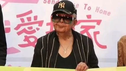 資深秀場天王「左眼皮掉下來」急手術！患帕金森氏症近況曝