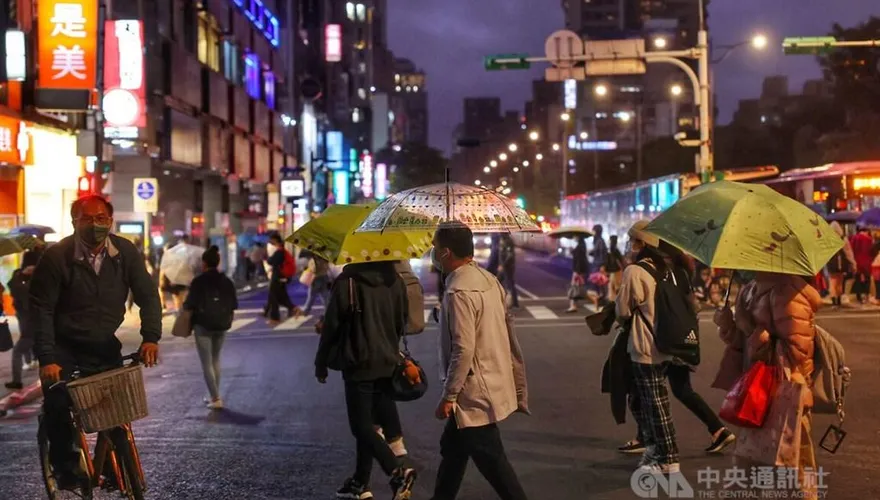 冷空氣襲台！台北夜晚清晨低溫下探16度　北北基宜12/1防大雨