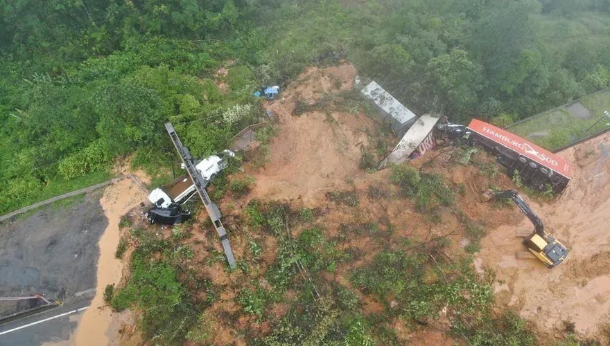 巴西傳大規模山崩　20輛車來不及閃、至少2死數十人失聯