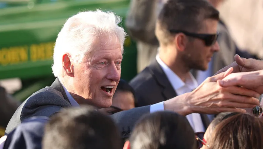 美國前總統柯林頓傳確診新冠輕症　呼籲民眾：趕快去打疫苗！