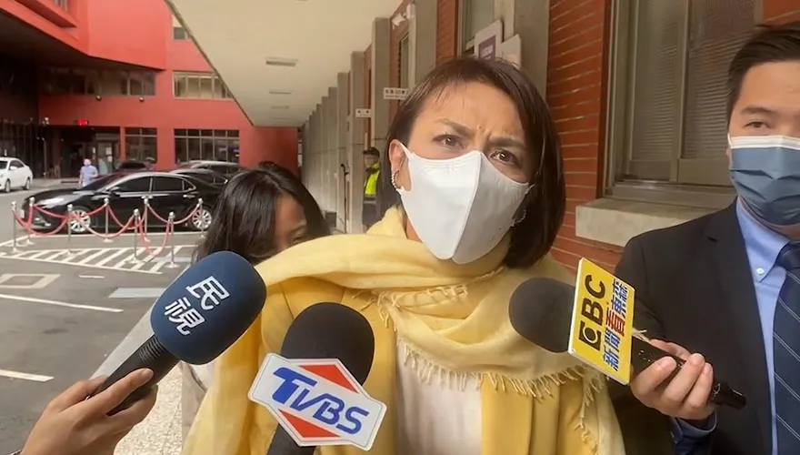 護航親弟無下限！邱議瑩「瞪大眼睛」嗆聲媒體「你好低喔」　他嚇壞：好可怕