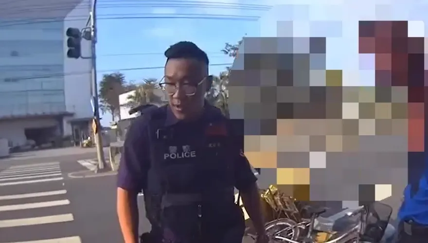 【影】高雄2男騎單車險相撞爆衝突！醉翁氣炸拿酒瓶怒K頭　渾身是血遭逮