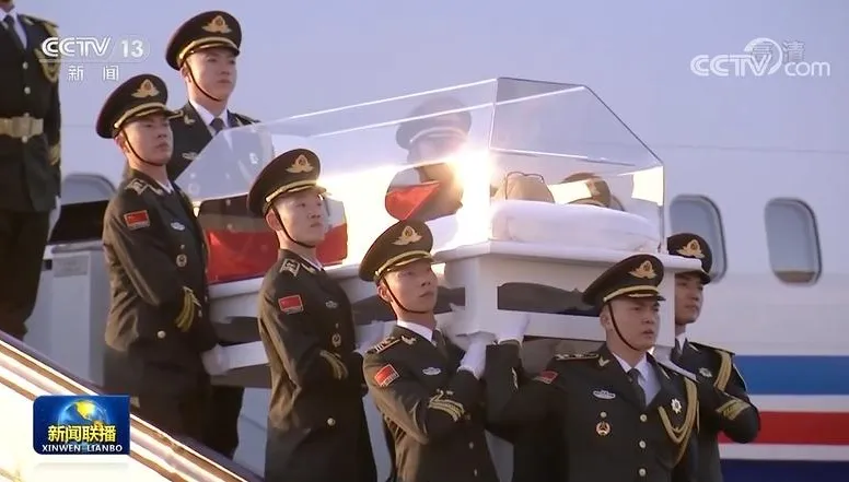 【影】快訊／江澤民移靈乘專機回北京畫面曝！透明棺木內可見招牌黑框眼鏡