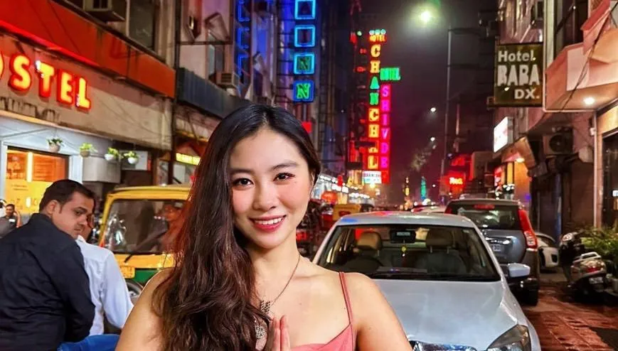 【影】太誇張！韓美女YouTuber印度直播遭強吻騷擾　影片Po上網2男遭警方逮捕